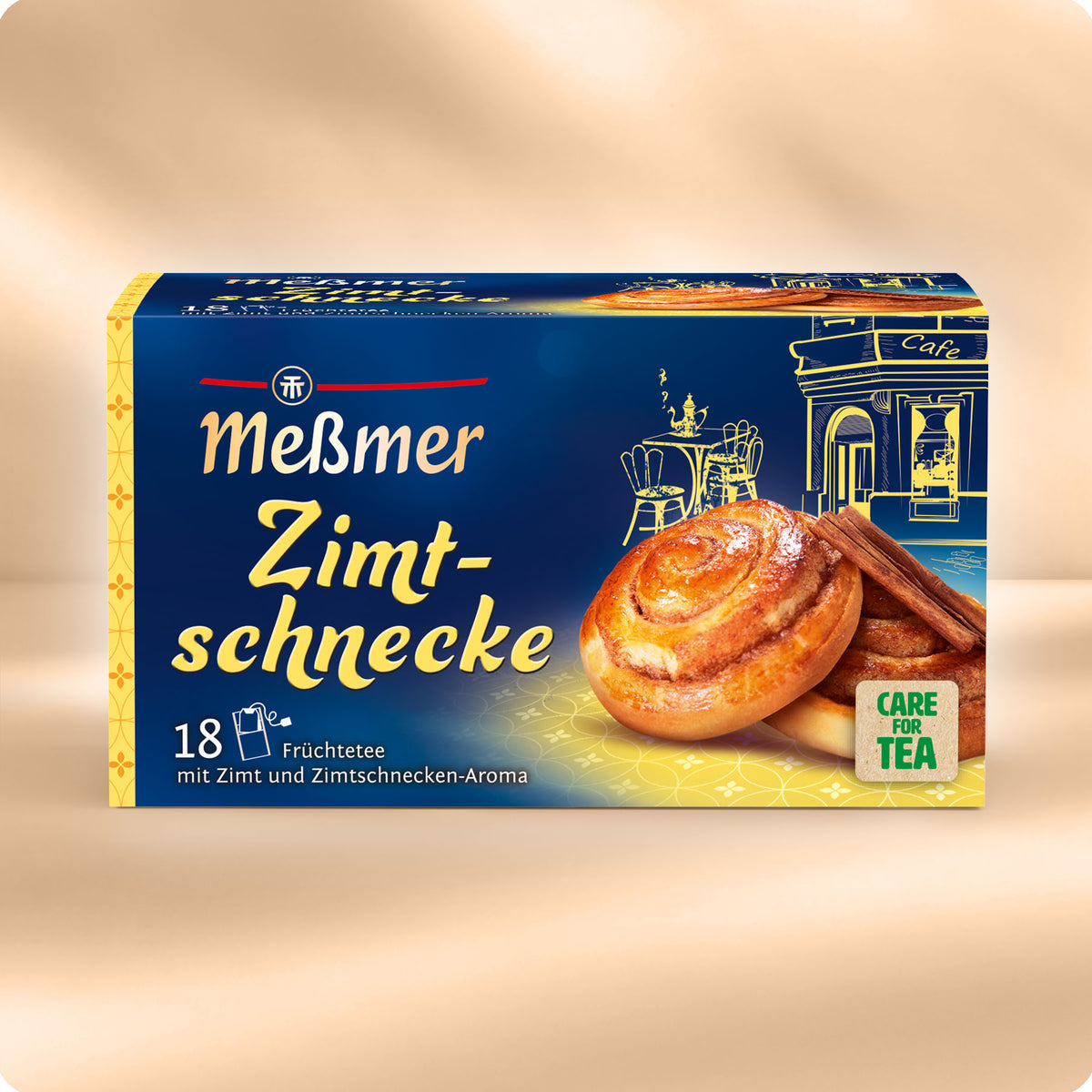Der Zimtschnecke Tee von Meßmer besticht durch seine gemütliche Café-Verpackung mit Zimtrollen und Stäbchen, die an klassische Leckereien wie Apfelstrudel erinnern. Der Tee enthält 18 Teebeutel - perfekt, um in diesem Winter eine warme, wohlige Tasse zu genießen.