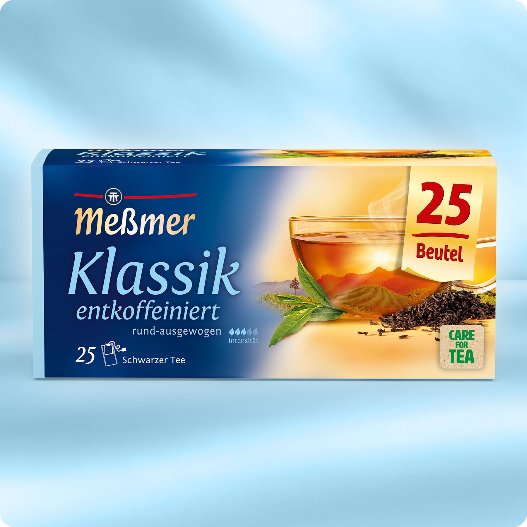 Meßmer Klassik entkoffeiniert mit 25 Beuteln schwarzem Tee, zeigt eine Tasse Tee vor Bergkulisse und Teeblättern, für vollen Genuss ohne Koffein.