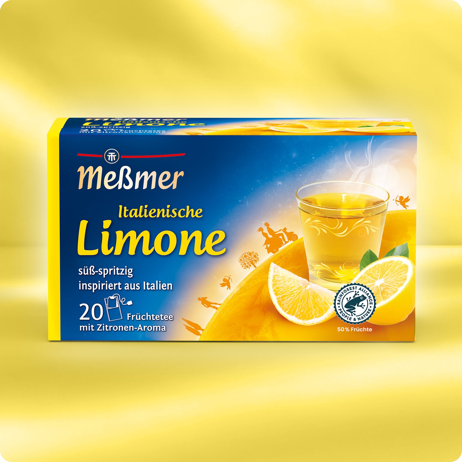 Eine Schachtel Meßmer DE Italienische Limone Tee steht auf einem gelben Hintergrund, mit blauem und gelbem Branding, deutschem Text und der Abbildung eines Glases Zitronentee mit Zitronenscheiben und einem Keil auf der Verpackung.