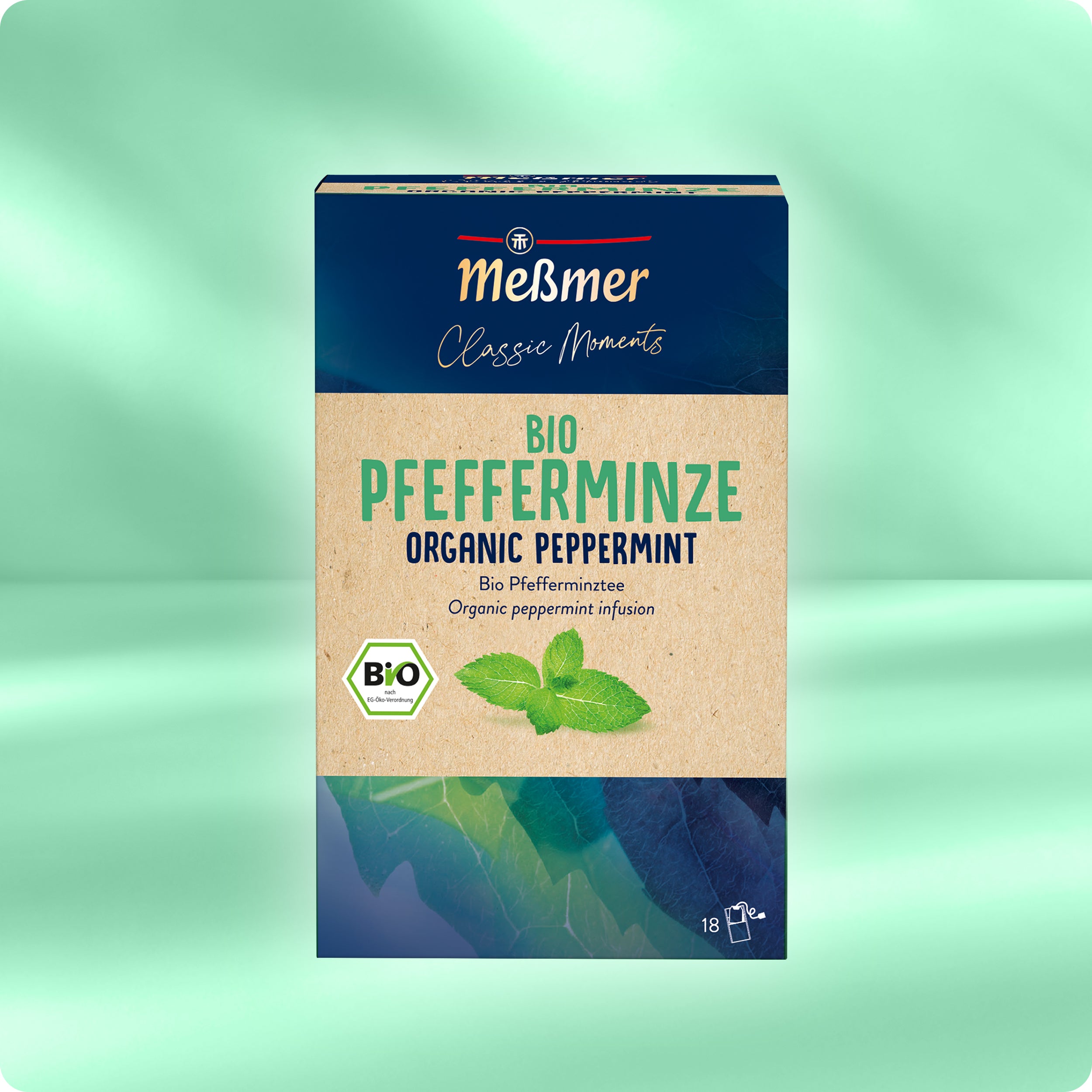 Verpackung von Bio Pfefferminze Tee mit Bio-Siegel, Minzblattmotiv und 18 Teebeuteln, präsentiert auf grün-blauem Hintergrund für natürlichen Genuss und Frische.