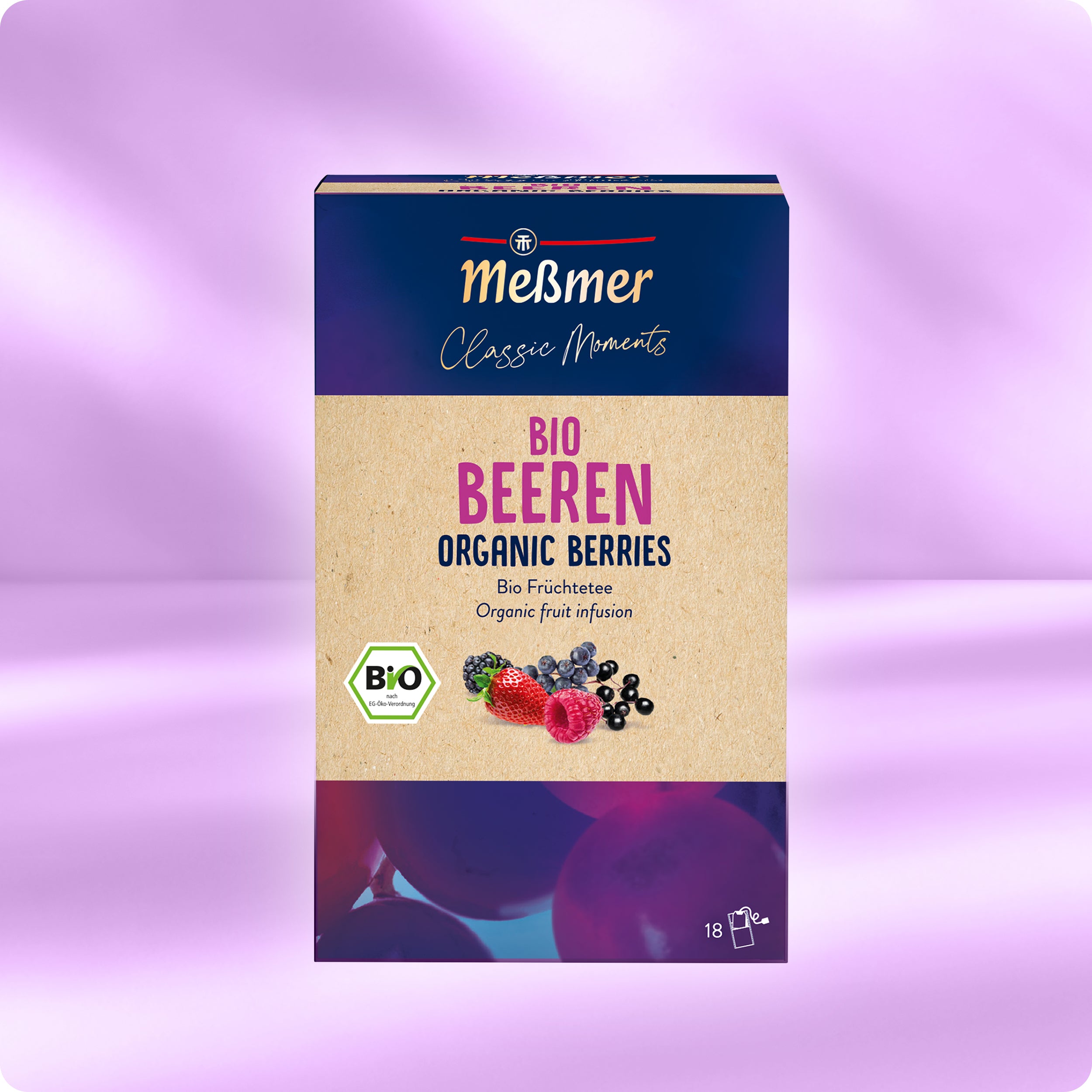 Verpackung von Bio Beeren Früchtetee mit Bio-Siegel, Beerenabbildung und 18 Teebeuteln vor sanft violettem Hintergrund für natürlichen Genuss.