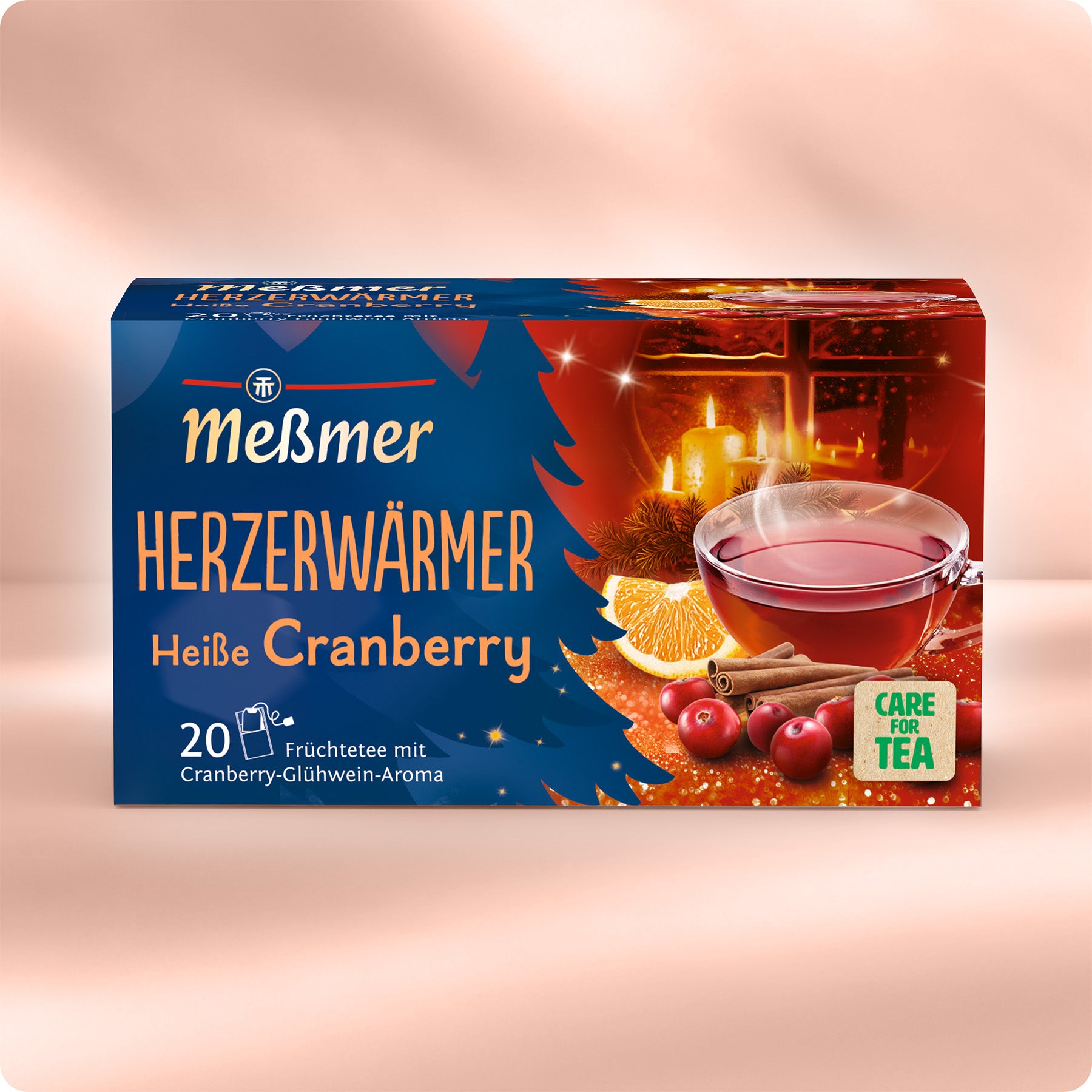Verpackung von Herzerwärmer mit Duft nach Cranberry-Glühwein, Abbildungen von Zimtstangen, Orangenachteln und Cranberries vor warm leuchtendem Fenster mit Kerzenlicht und Care-for-Tea-Siegel.