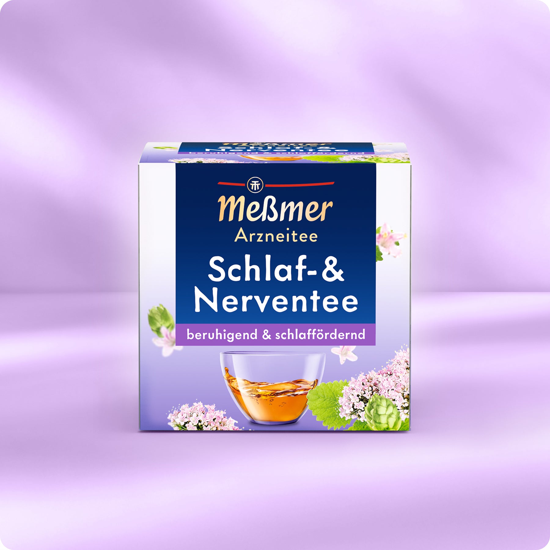 Schachtel Meßmer DE Schlaf- & Nerventee auf zartlila Hintergrund mit beruhigenden Blumen und einem Teeglas. Die Verpackung hebt die beruhigenden, schlaffördernden Wirkungen (Einschlafstörungen) in deutscher Sprache hervor.