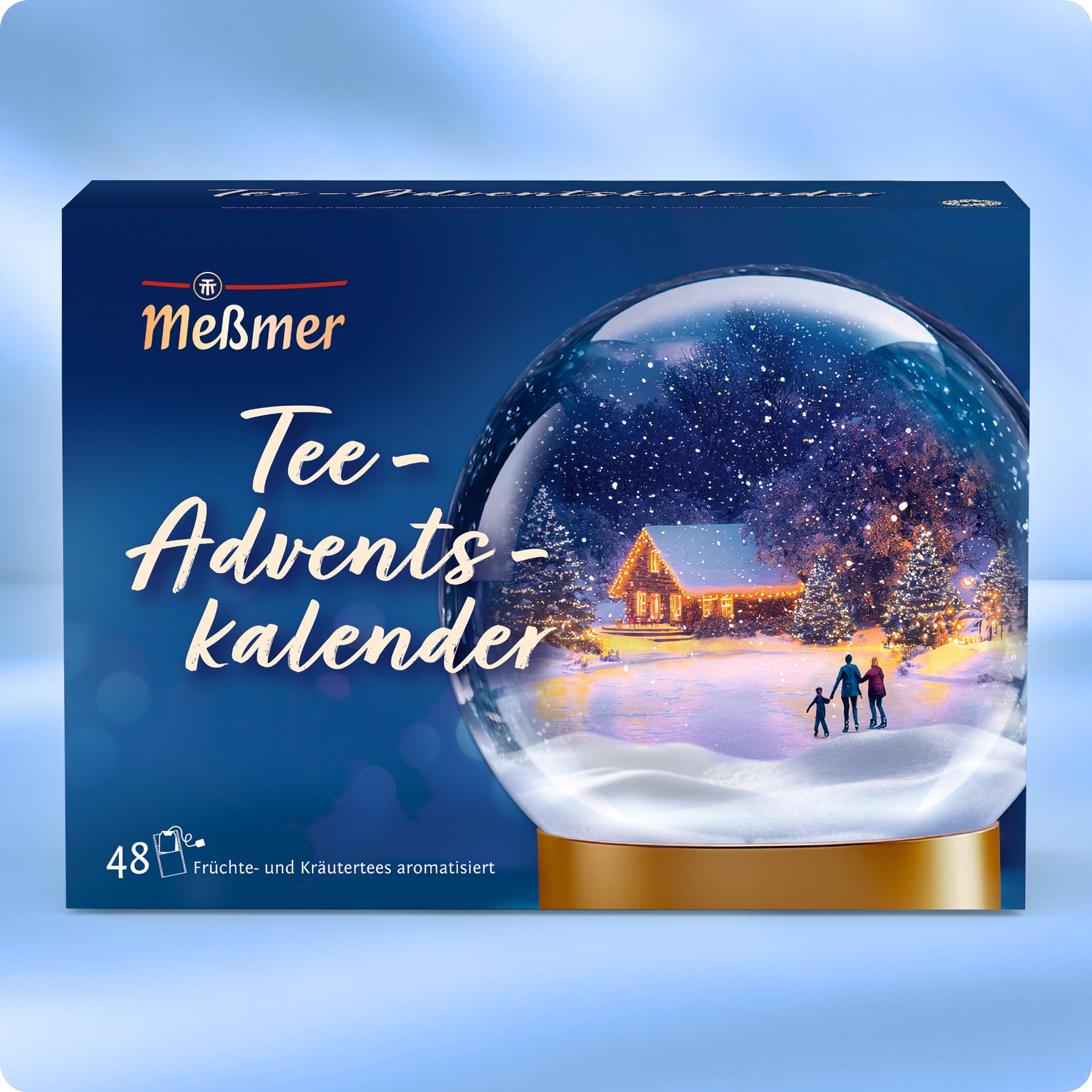 Eine Schachtel Meßmer Tee-Adventskalender mit einer Schneekugel mit einer winterlichen Szene einer Familie, die auf eine beleuchtete Hütte zugeht, umgeben von verschneiten Bäumen. Die Schachtel enthält 48 Teebeutel mit Frucht- und Kräutertee.
