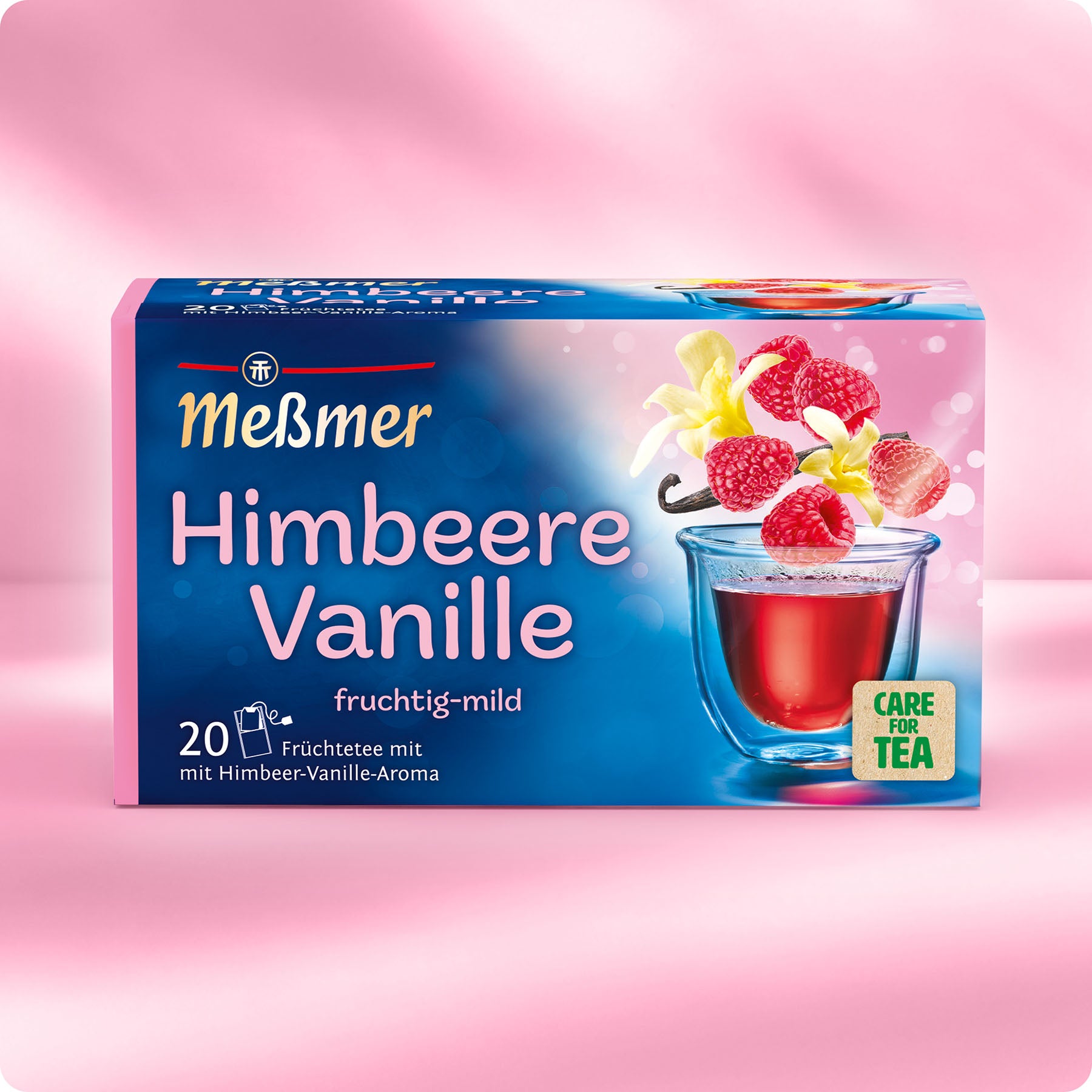 Packung Himbeere Vanille Früchtetee mit Himbeer- und Vanillegeschmack, Glas mit rotem Tee und Himbeeren sowie Vanilleblüten vor rosa Hintergrund