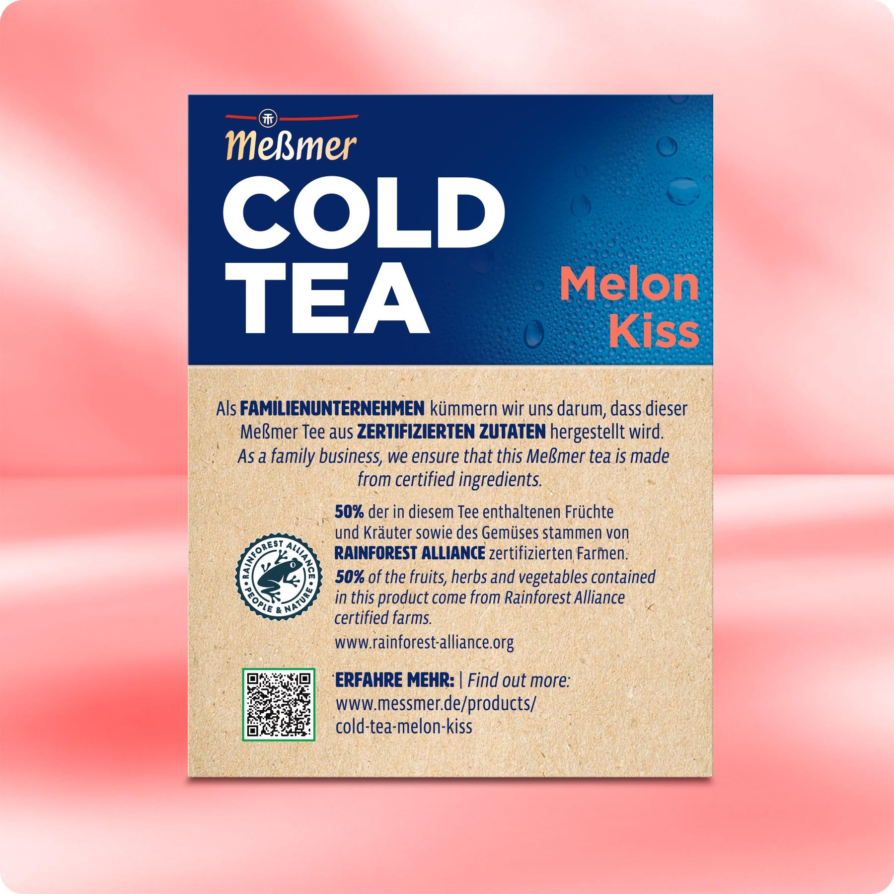 Rückseite der Cold Tea Melon Kiss Verpackung mit Informationen zur Verwendung zertifizierter Zutaten aus Rainforest Alliance-zertifizierten Plantagen, Hinweis auf 50 % Anteil an Früchten und Kräutern, QR-Code für weitere Details.