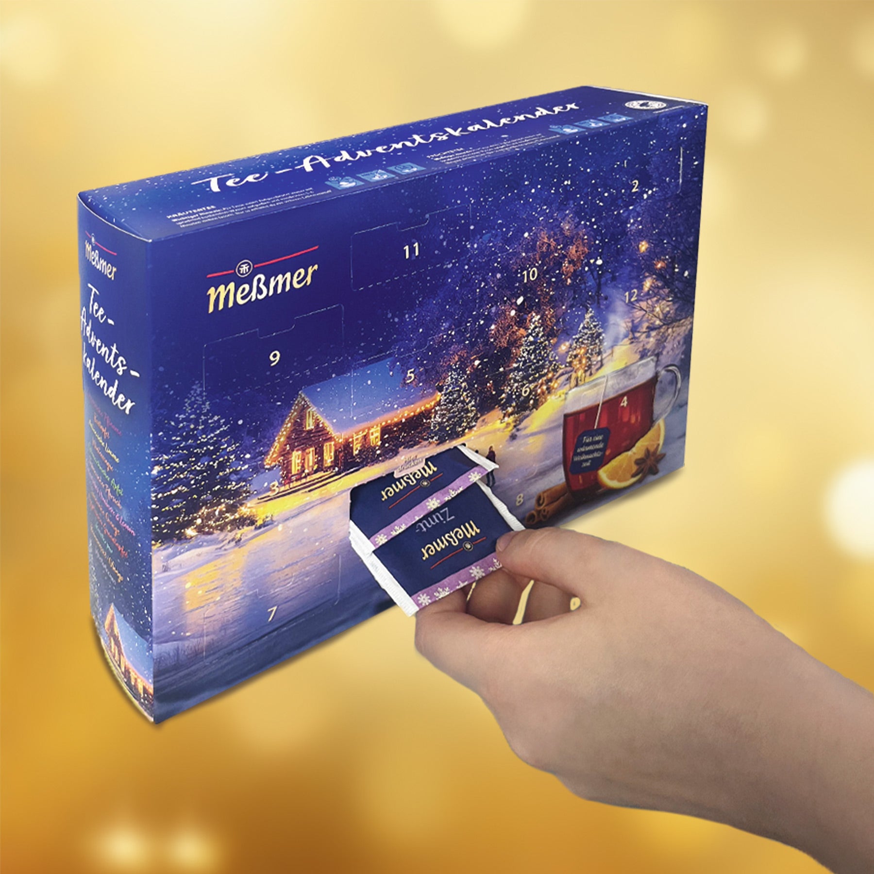 Eine Hand öffnet ein Fenster des Meßmer Tee-Adventskalenders und gibt den Blick auf ein Teepäckchen frei. Die Schachtel zeigt eine verschneite Winterhüttenszene mit Zahlen, die jeden Tag bezeichnen, und der Hintergrund leuchtet warm und golden.