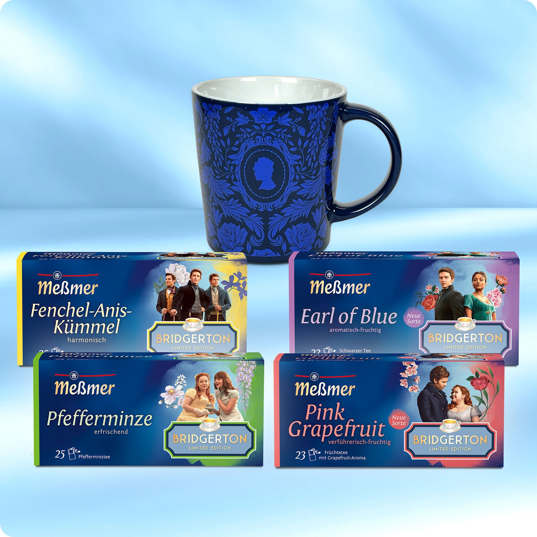 Meßmer x Bridgerton at-home Set mit vier Teesorten Pfefferminze, Fenchel-Anis-Kümmel, Earl of Blue und Pink Grapefruit neben einer blauen Tasse mit floralen Mustern.