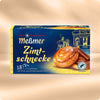 Das Meßmer DE Wintertee Bestseller-Set besticht durch seine gemütliche Café-Verpackung mit Zimtrollen und Stäbchen, die an klassische Leckereien wie Apfelstrudel erinnern. Das Set enthält 18 Teebeutel - perfekt, um in diesem Winter eine warme, wohlige Tasse zu genießen.