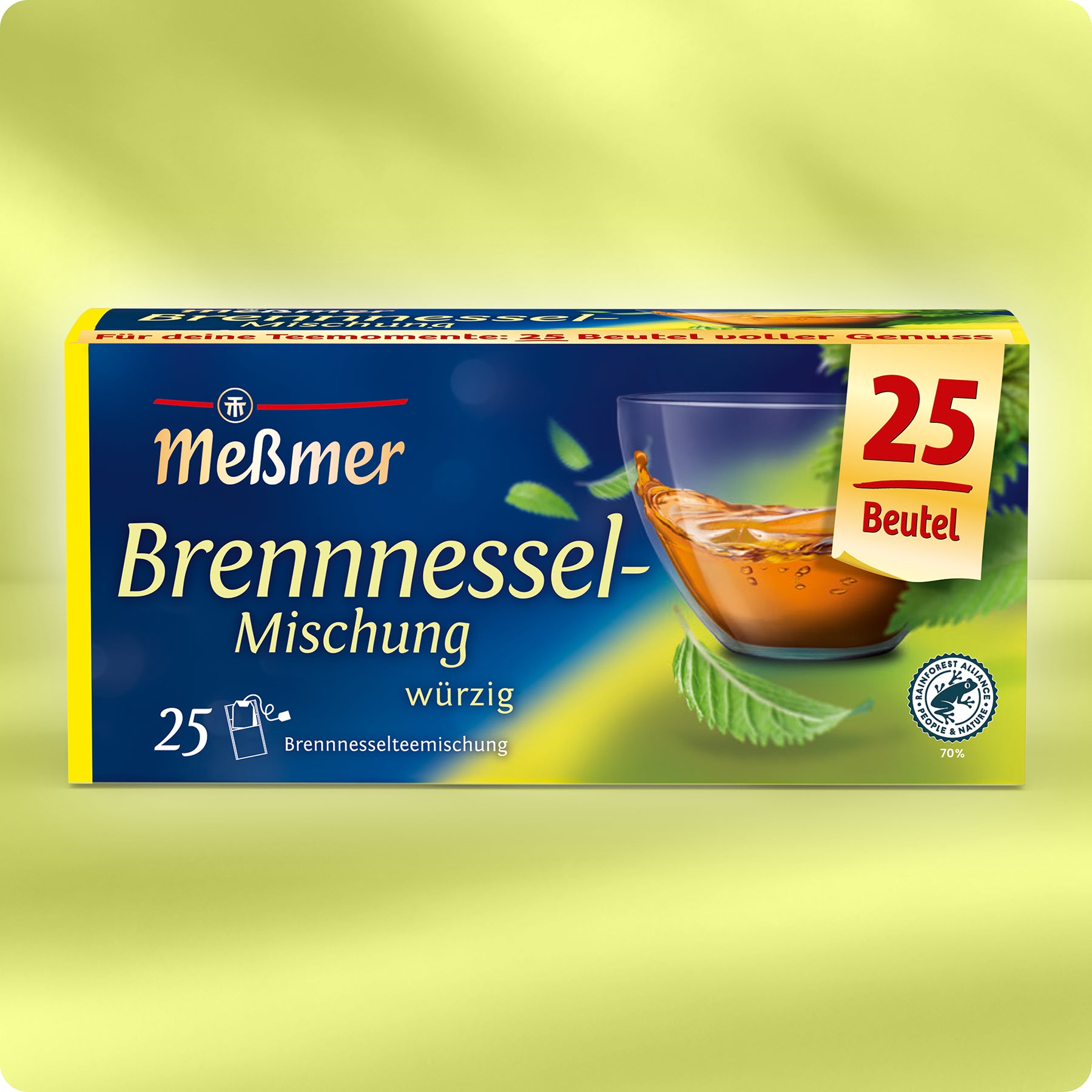 Eine Schachtel Meßmer DE Brennnessel-Mischung enthält 25 Teebeutel. Die grün-blaue Verpackung zeigt ein Glas Brennnesseltee mit einem Brennnesselblatt und unterstreicht seinen "würzigen" Geschmack.