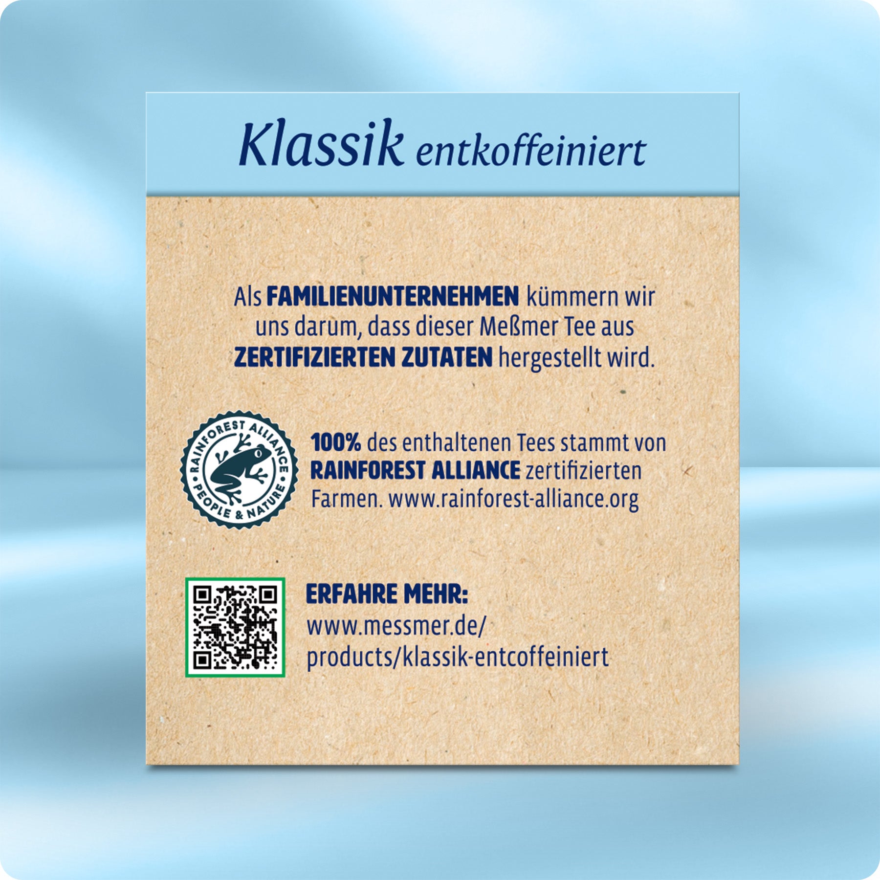 Rückseite der Verpackung von Klassik entkoffeiniert mit Zertifizierungshinweisen und QR-Code für weitere Produktinformationen auf einem hellblauen Hintergrund.