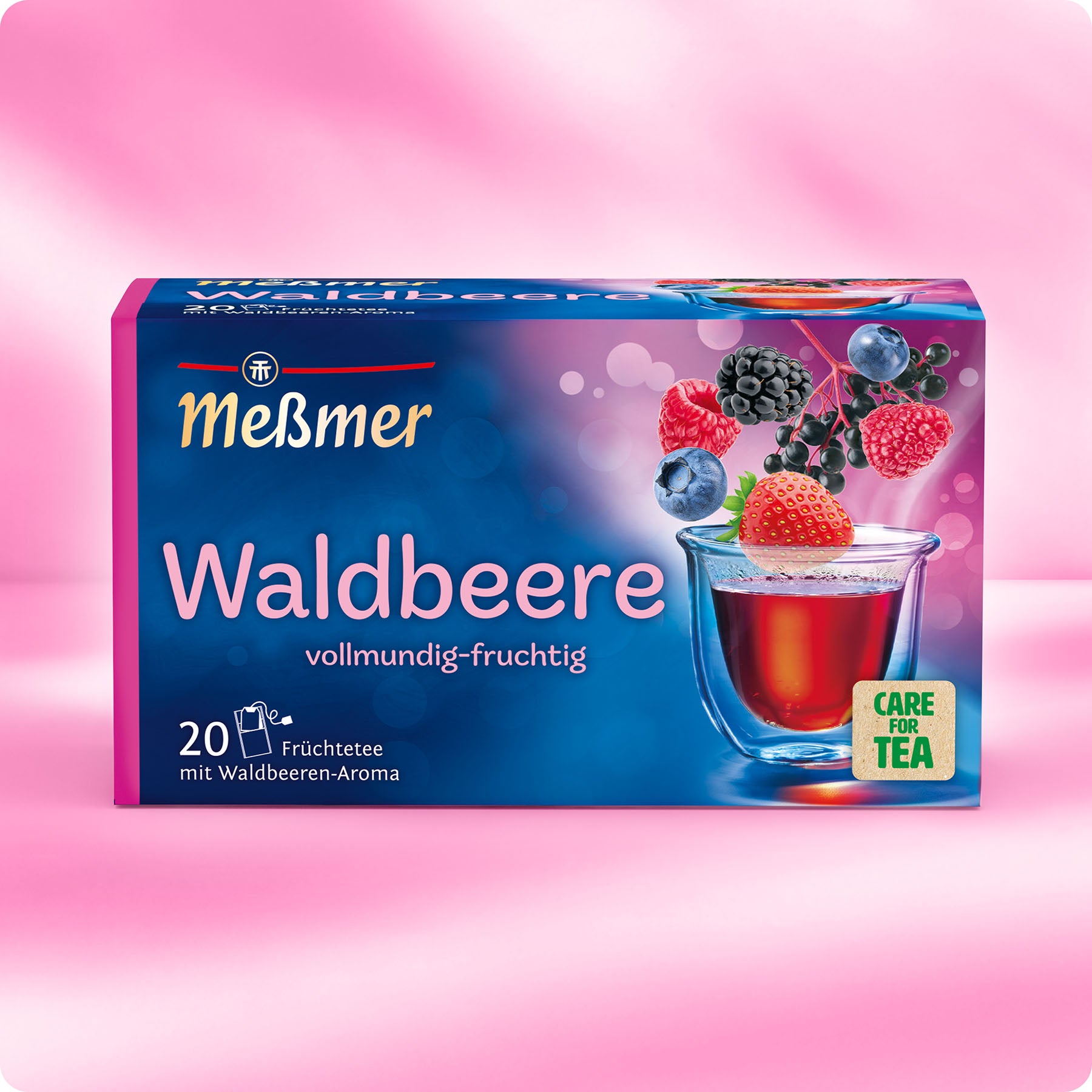 Meßmer Waldbeere Früchtetee Verpackung mit fruchtigem Tee und verschiedenen Waldbeeren wie Erdbeeren, Himbeeren und Heidelbeeren vor rosa Hintergrund.