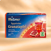 Packung Ägyptischer Granatapfel Früchtetee mit Granatapfelhälfte und Glas Tee auf warmem Hintergrund