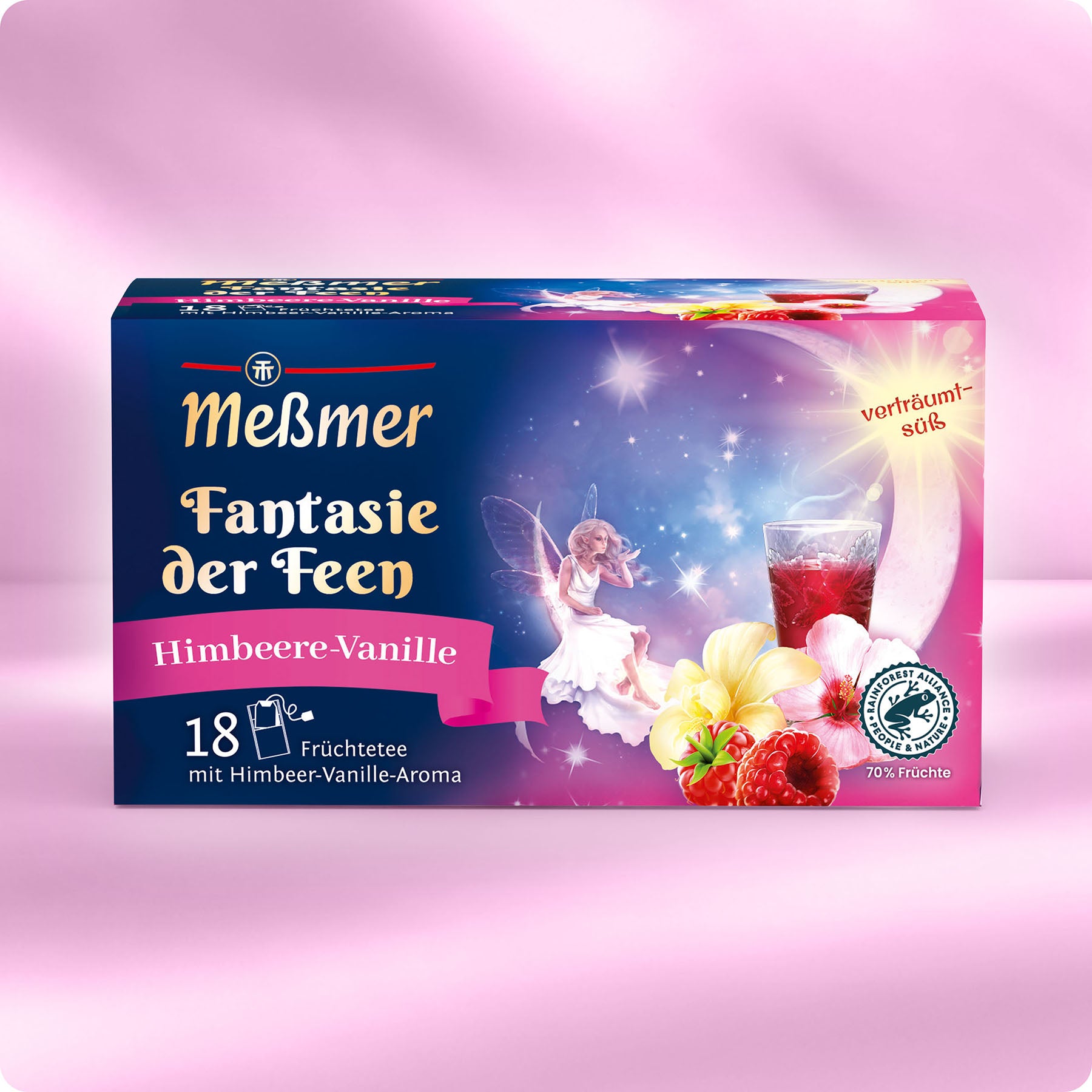 Eine Schachtel Meßmer DE Fantasie der Feen Himbeere-Vanille Früchtetee, mit einer Fee, Himbeeren, einem Glas rotem Tee, einer Vanilleblüte und einer leuchtend rosa-lila Fantasie-Verpackung.