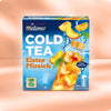 Verpackung von Cold Tea Eistee Pfirsich mit Eiswürfeln, Pfirsichscheiben und Hinweis auf kalorienfreien schwarzen Tee, gestaltet vor blauem Wasserhintergrund.
