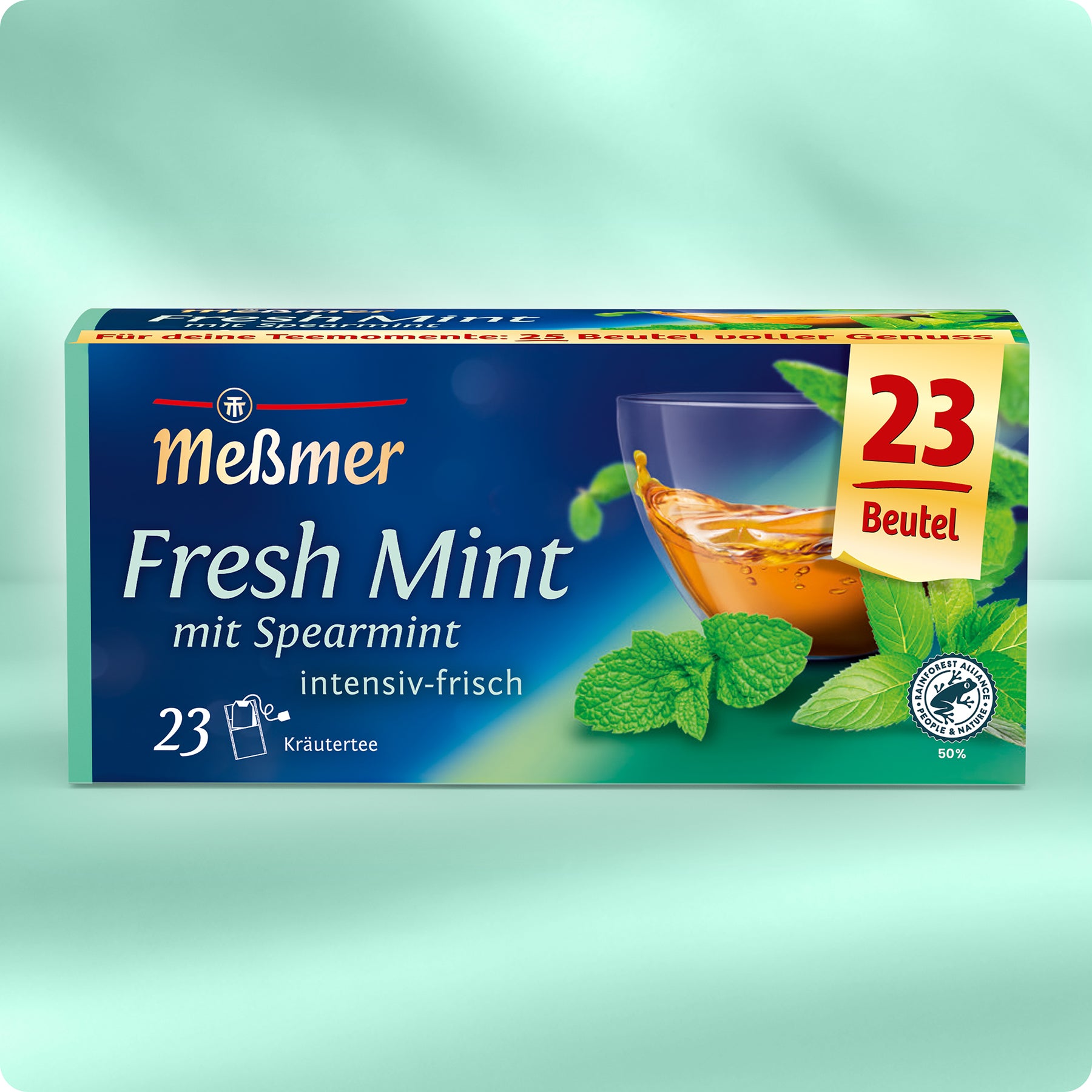 Schachtel Meßmer DE Fresh Mint Tee mit Minze, abgebildet neben einem Glas Tee und Minzblättern. Die Verpackung mit 23 Teebeuteln ist mit einem hellgrünen Farbverlauf hinterlegt, um den erfrischenden Geschmack zu unterstreichen.