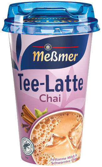 Becher mit Tee-Latte Chai, cremig-mild mit schwarzem Tee, Zimt und Kardamom, gekühlt mit blau-transparentem Deckel und lila-beige Design, Meßmer Marke sichtbar.