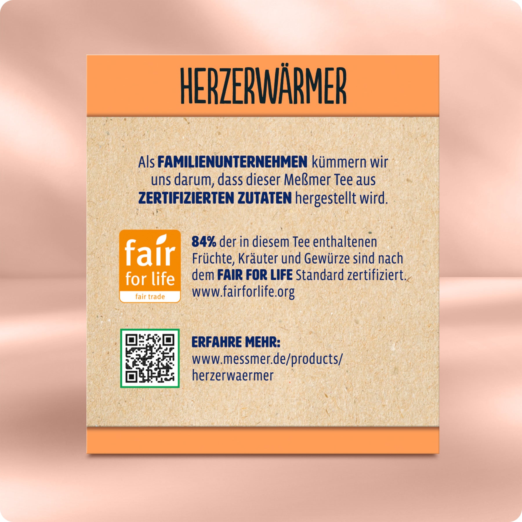 Rückseite der Herzerwärmer Verpackung mit Informationen zu fair gehandelten, zertifizierten Zutaten, Fair-for-Life-Siegel und QR-Code für weitere Details zum Meßmer Tee.