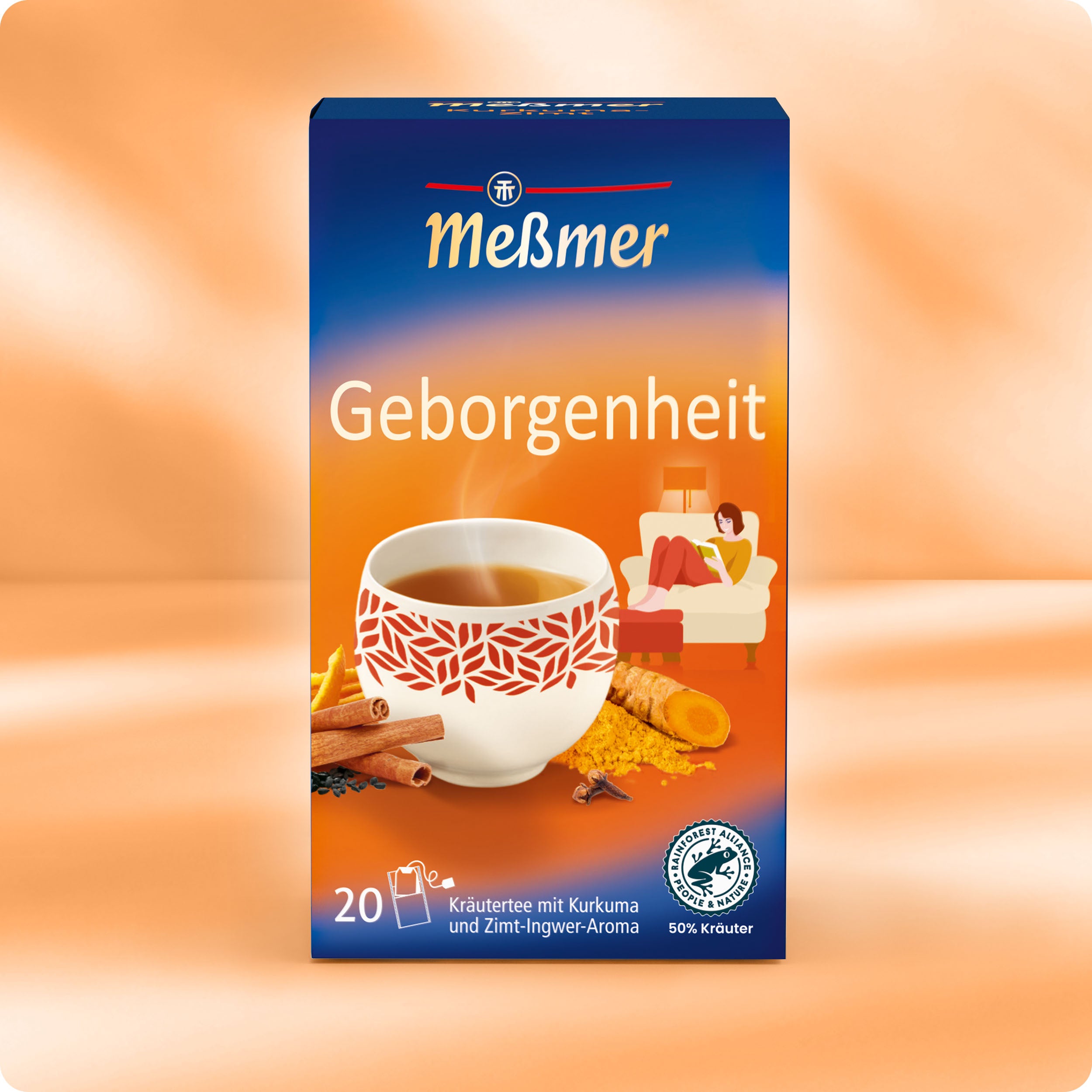 Eine Schachtel Meßmer DE Geborgenheit Kräutertee zeigt eine dampfende Tasse mit Kurkuma, Zimt und Ingwer. Im Hintergrund entspannt sich eine Frau auf einer Couch. Jede Schachtel enthält 20 Teebeutel.