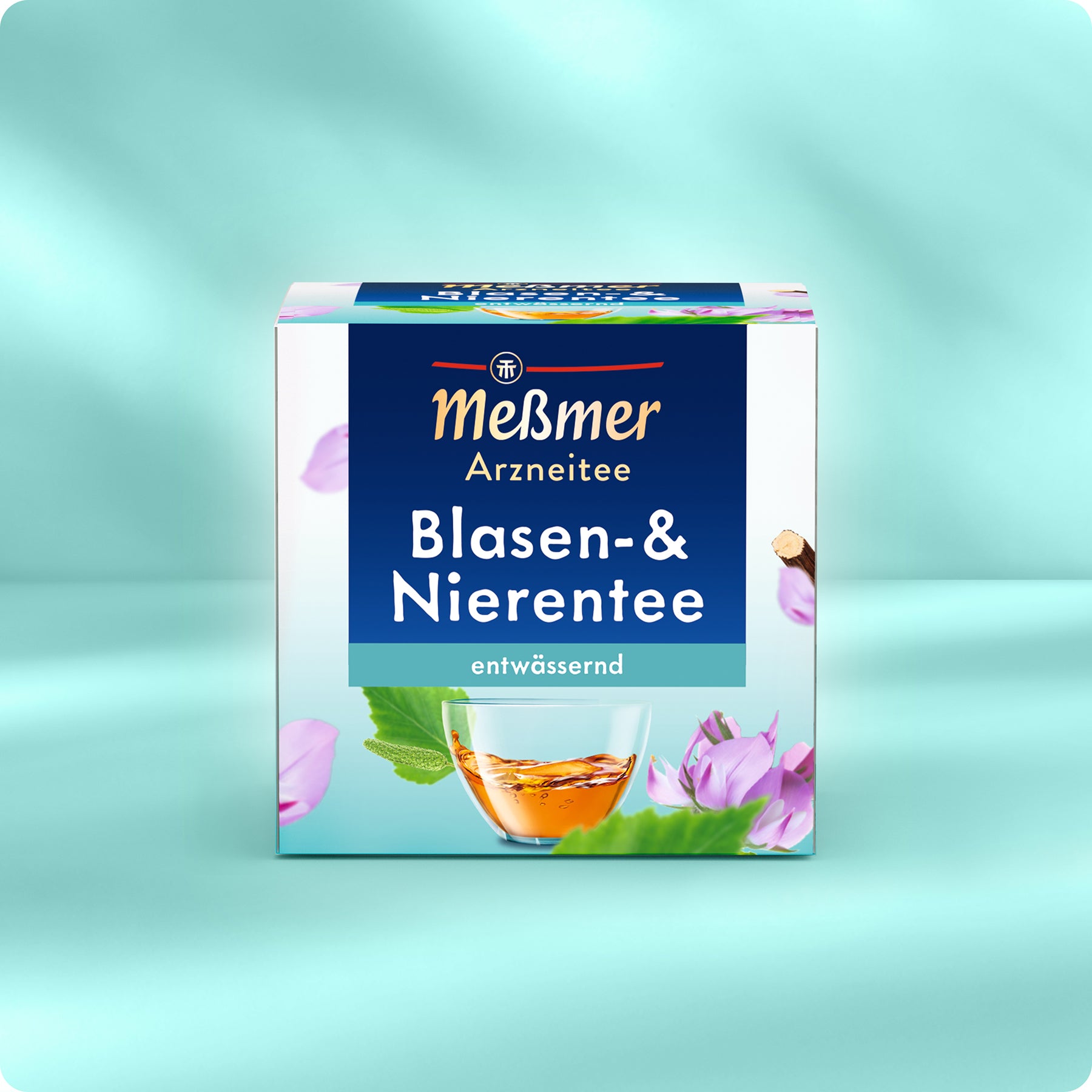 Eine Schachtel Meßmer DE Blasen- & Nierentee, ein pflanzliches Arzneimittel zur Vorbeugung von Harngrieß, zeigt ein Teeglas und rosa Blüten auf einem hellblauen Hintergrund mit weichem, fließendem Stoff.