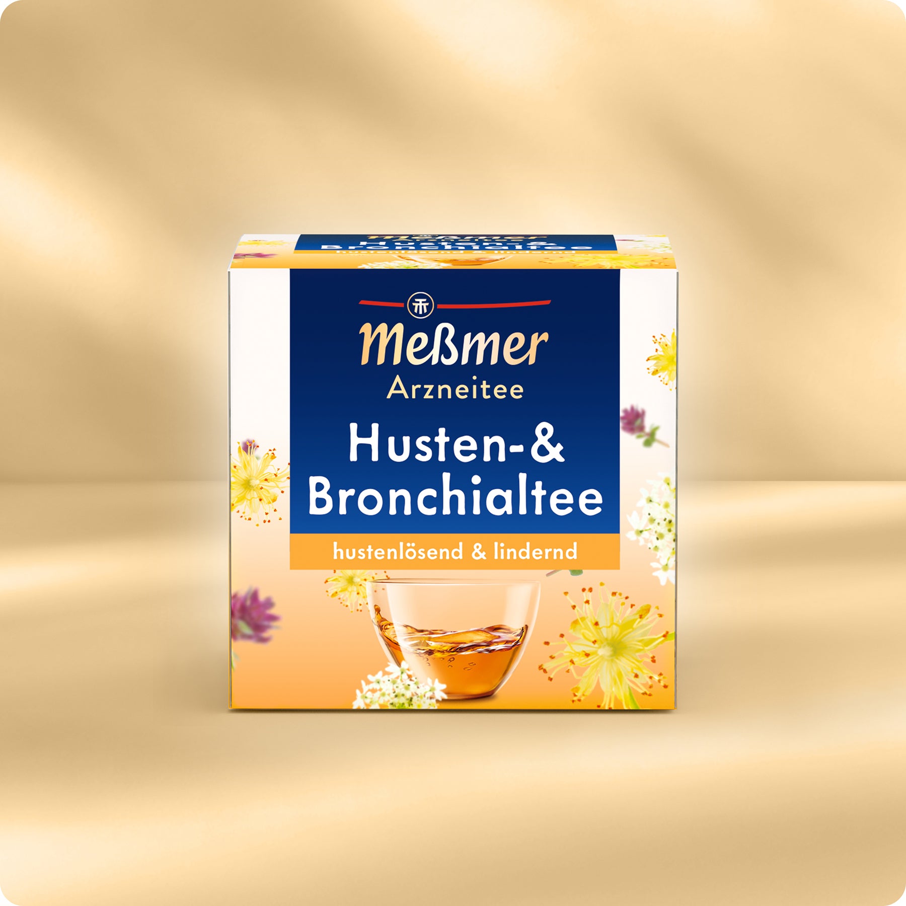 Eine Schachtel Meßmer DE Husten- & Bronchialtee, ein pflanzliches Heilmittel gegen Bronchitis, zeigt auf der Vorderseite eine blau-gelbe Verpackung mit Blumengrafik und einem Teeglas auf glattem hellgoldenem Stoff.