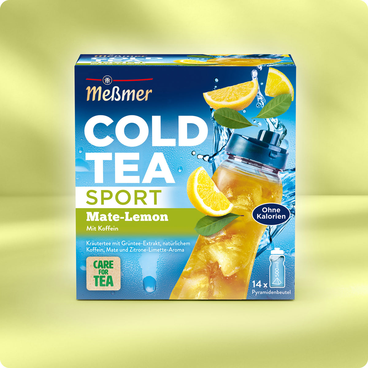 Packung Cold Tea Mate-Lemon mit Koffein von Meßmer mit Zitronenabbildungen und Sport-Tee-Aufdruck vor grünem Hintergrund