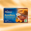 Verpackung von Rooibos Sahne-Karamell Tee mit Darstellung eines dampfenden Teebechers und zwei Stückchen Karamell, kombiniert mit warmen Farben und Hinweis auf natürlichen, koffeinfreien Genuss sowie Care-for-Tea-Siegel.