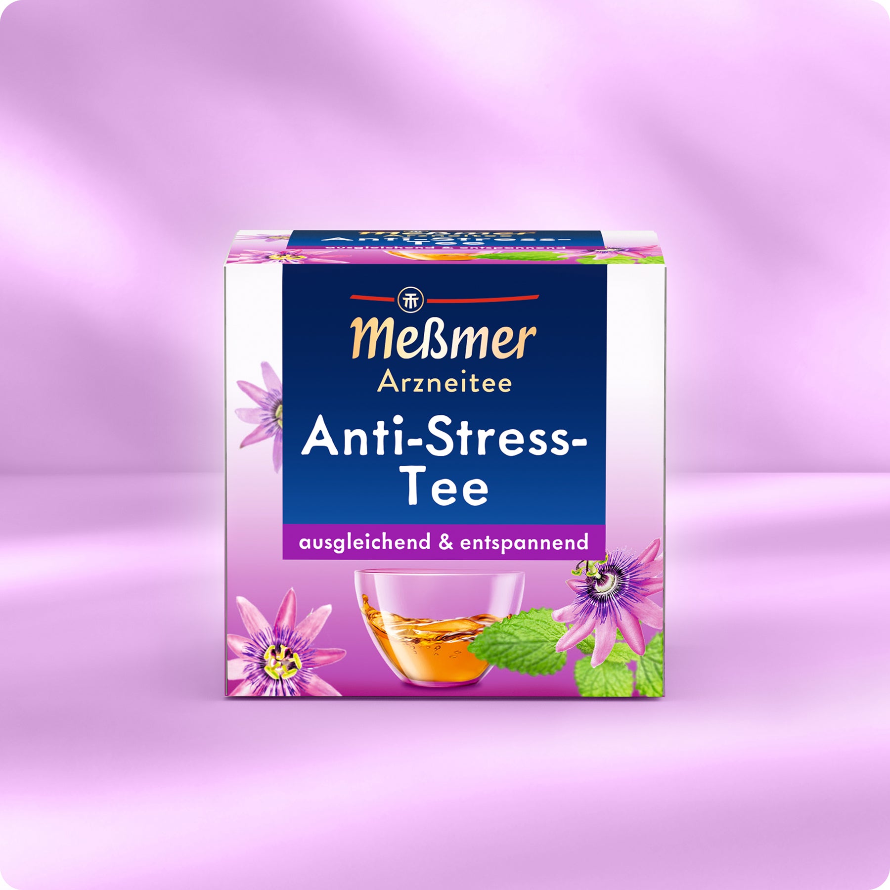 Eine Schachtel Meßmer DE Anti-Stress-Tee, ein pflanzliches Mittel zur Entspannung und Ausgeglichenheit, ist auf einem sanften lila Hintergrund abgebildet. Auf der Verpackung sind Passionsblumen- und Melissenblätter abgebildet, die die Linderung von Schlafstörungen unterstützen.