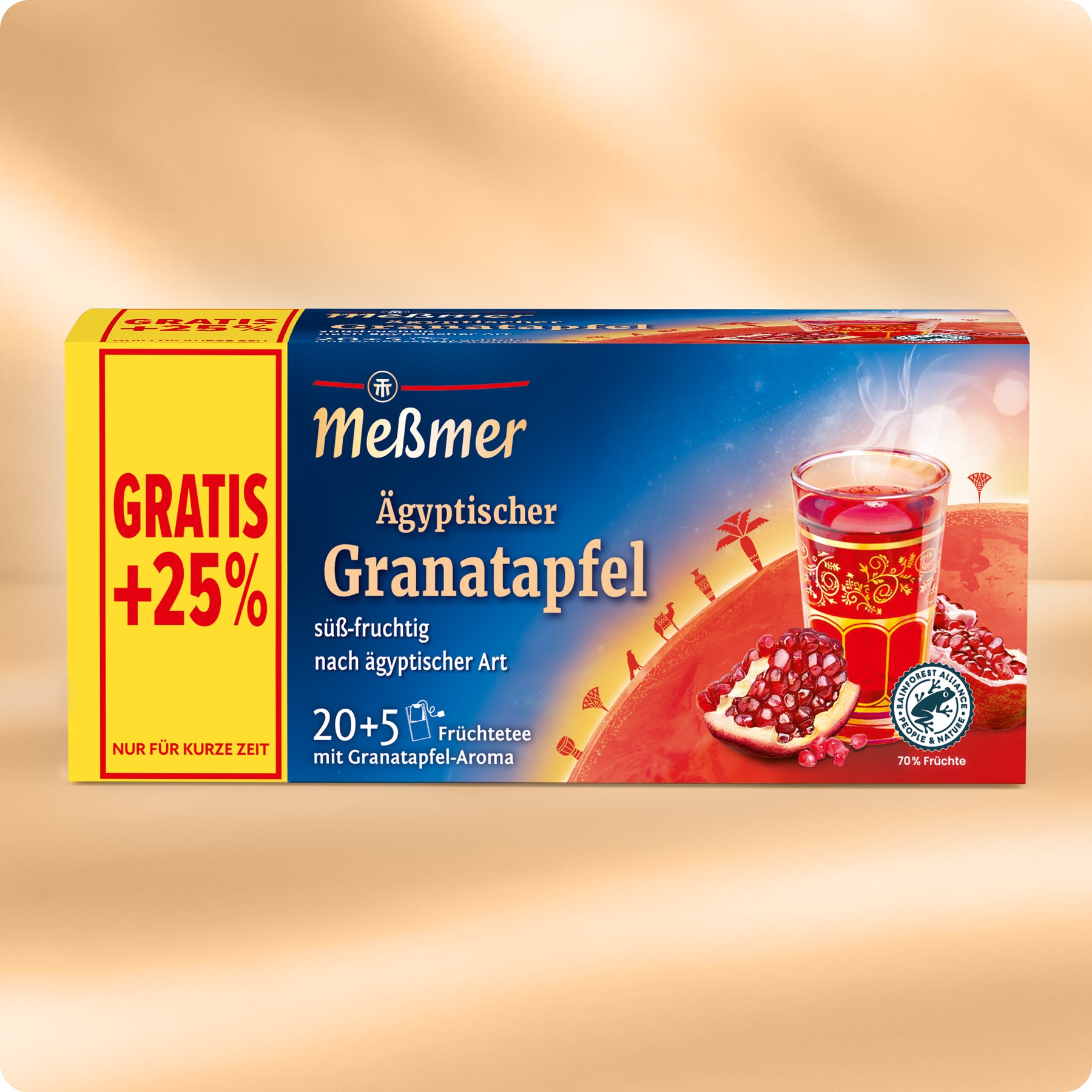 Eine Schachtel Meßmer Ägyptischer Granatapfel Früchtetee mit einem Glas Rottee, Granatapfelkernen und einer Granatapfelhälfte. Die Verpackung hebt GRATIS +25% hervor und enthält 20+5 Teebeutel.