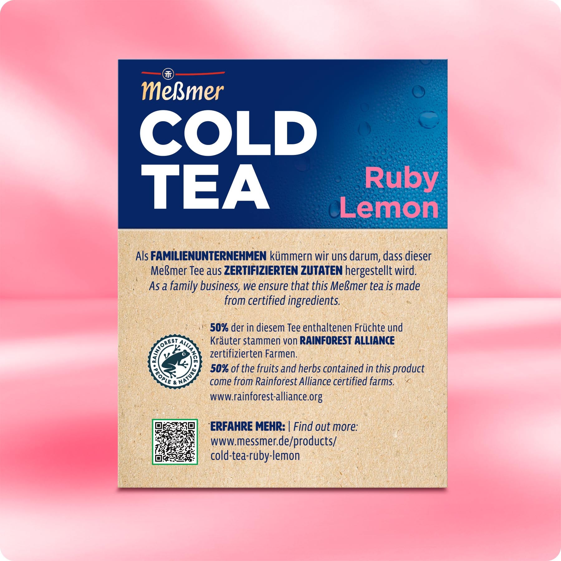 Rückseite der Cold Tea Ruby Lemon Verpackung mit Informationen zur Herstellung aus zertifizierten Zutaten, Angabe von 50 % Früchte- und Kräuteranteil aus Rainforest Alliance-zertifizierten Plantagen sowie QR-Code für weitere Details.