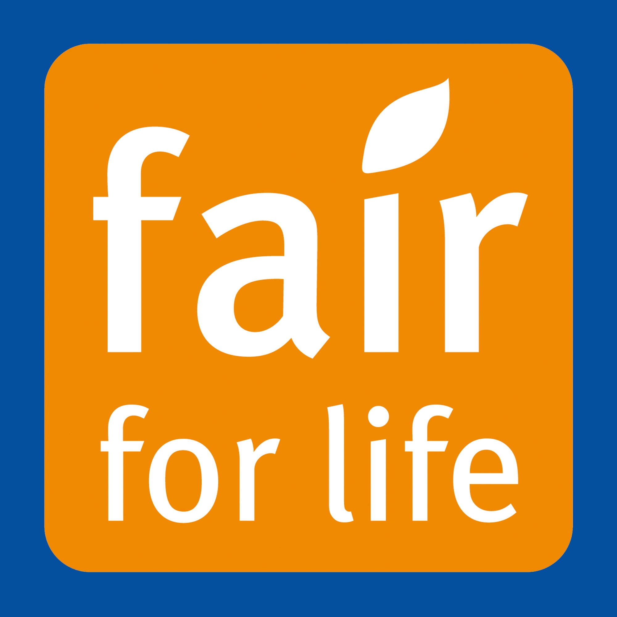 Fair for Life-Logo mit weißem Text auf einem orangefarbenen, quadratischen Hintergrund, mit einem stilisierten Blatt über dem Buchstaben i in Fair und einem blauen Rahmen um das Quadrat.