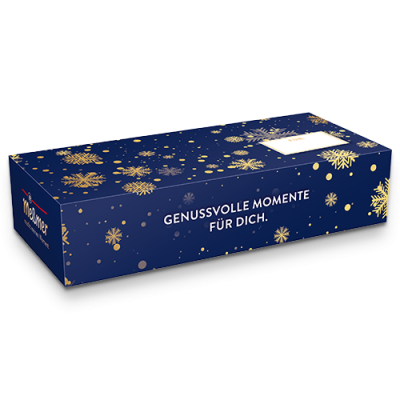 Die rechteckige blaue Geschenkbox Winter von Meßmer DE ist mit goldenen Schneeflocken und Punkten verziert und trägt an der Seite die weiße Aufschrift GENUSSVOLLE MOMENTE FÜR DICH" - perfekt zum Verschenken von Meßmer Tee Wintertees.