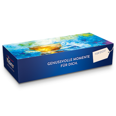 Die Geschenkbox Gelassenheit von Meßmer DE ist eine rechteckige blaue Geschenkbox mit buntem Teetassen-Motiv auf dem Deckel. Auf der Seite steht "GENUSS VOLLE MOMENTE FÜR DICH." und ist mit einem weißen "FÜR DICH"-Anhänger versehen - ideal für individuelle Tees.