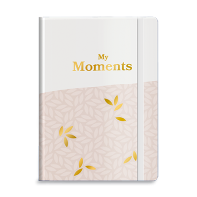 Das Meßmer DE Notizbuch - My Moments zeichnet sich durch ein weißes und hellrosa geometrisches Blattmuster, goldene Akzente und den goldenen Schriftzug "My Moments" auf dem Einband aus - ideal für Tagebucheinträge. Mit einem Gummiband an der rechten Seite.